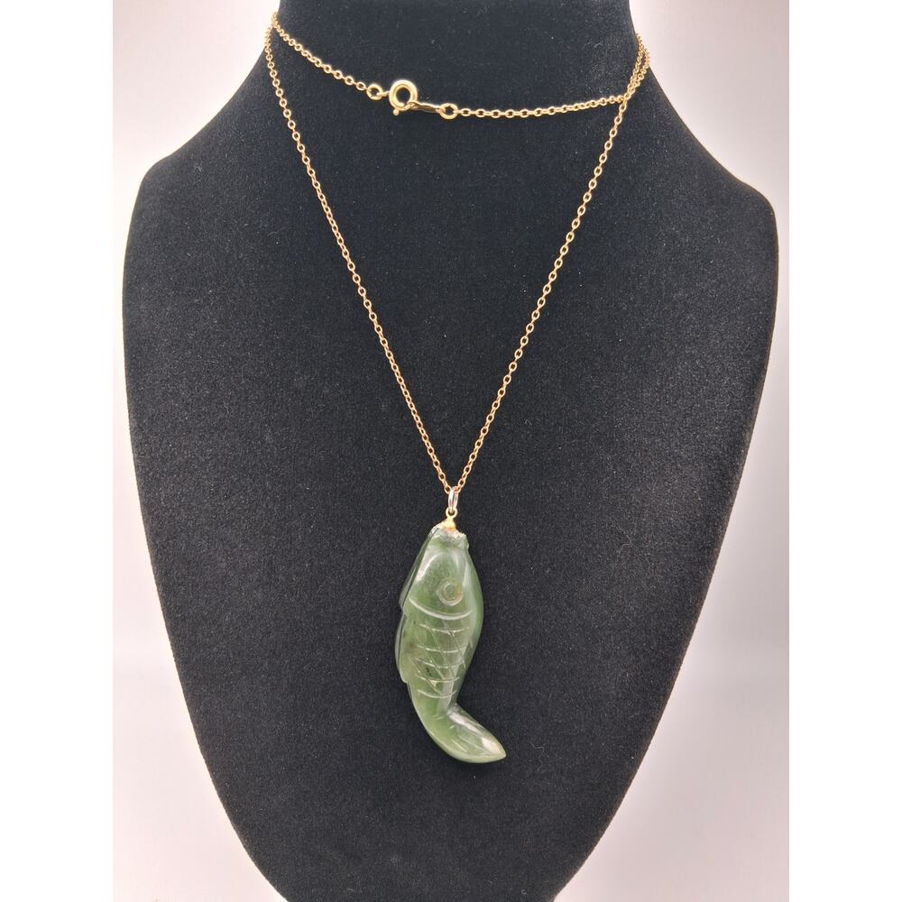 40.  Vintage nephrite fish pendant on gold chain